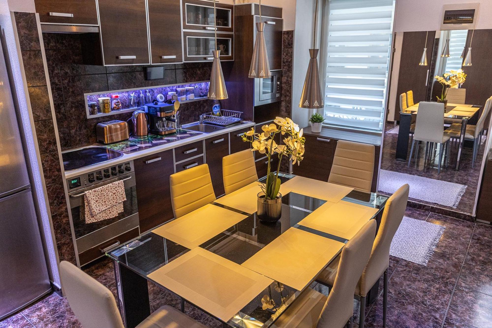 City Vibes Apartment - 3 Bdrms Budapest Esterno foto